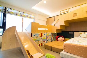 Firemannsrom – familie, 1 soverom, badekar | Sengetøy av topp kvalitet, lydisolert, barnesenger og wi-fi (inkludert)