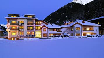 Fassade der Unterkunft – Abend/Nacht