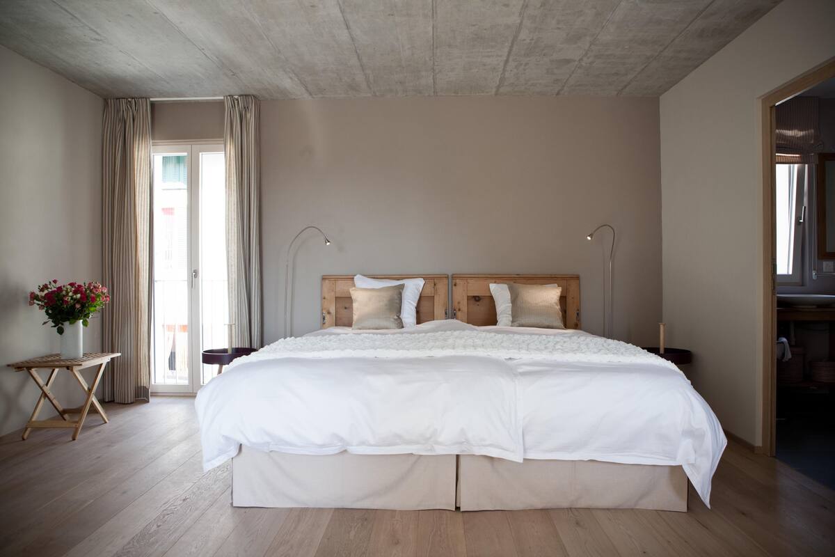 Decoración personalizada, muebles diferentes y cortinas blackout