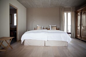 Decoración personalizada, muebles diferentes y cortinas blackout