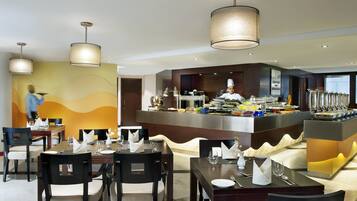 Dagelijks ontbijtbuffet (AED 60.00 per persoon)