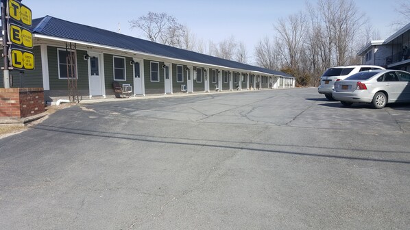 Front of property - Rip Van Winkle Motel (Plattsburgh)