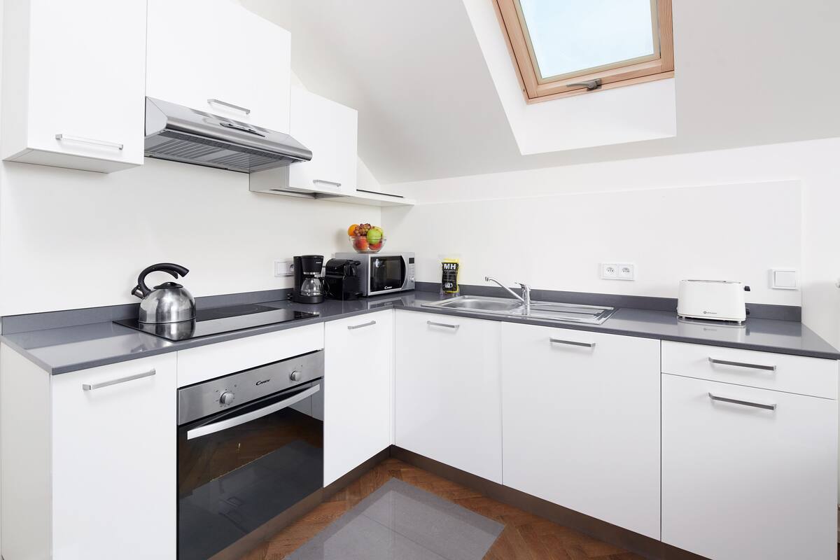 Coffee/tea maker, full-sized fridge, microwave, oven
