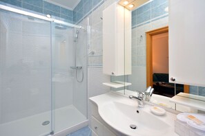 Suite (3 persons) | Salle de bain | Articles de toilette gratuits, sèche-cheveux, serviettes fournies