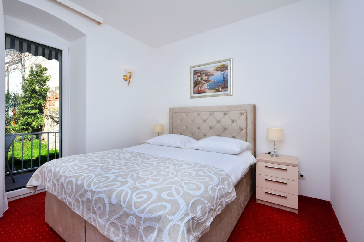 Suite, balkon (2 persons) | Een minibar, een bureau, gratis wifi