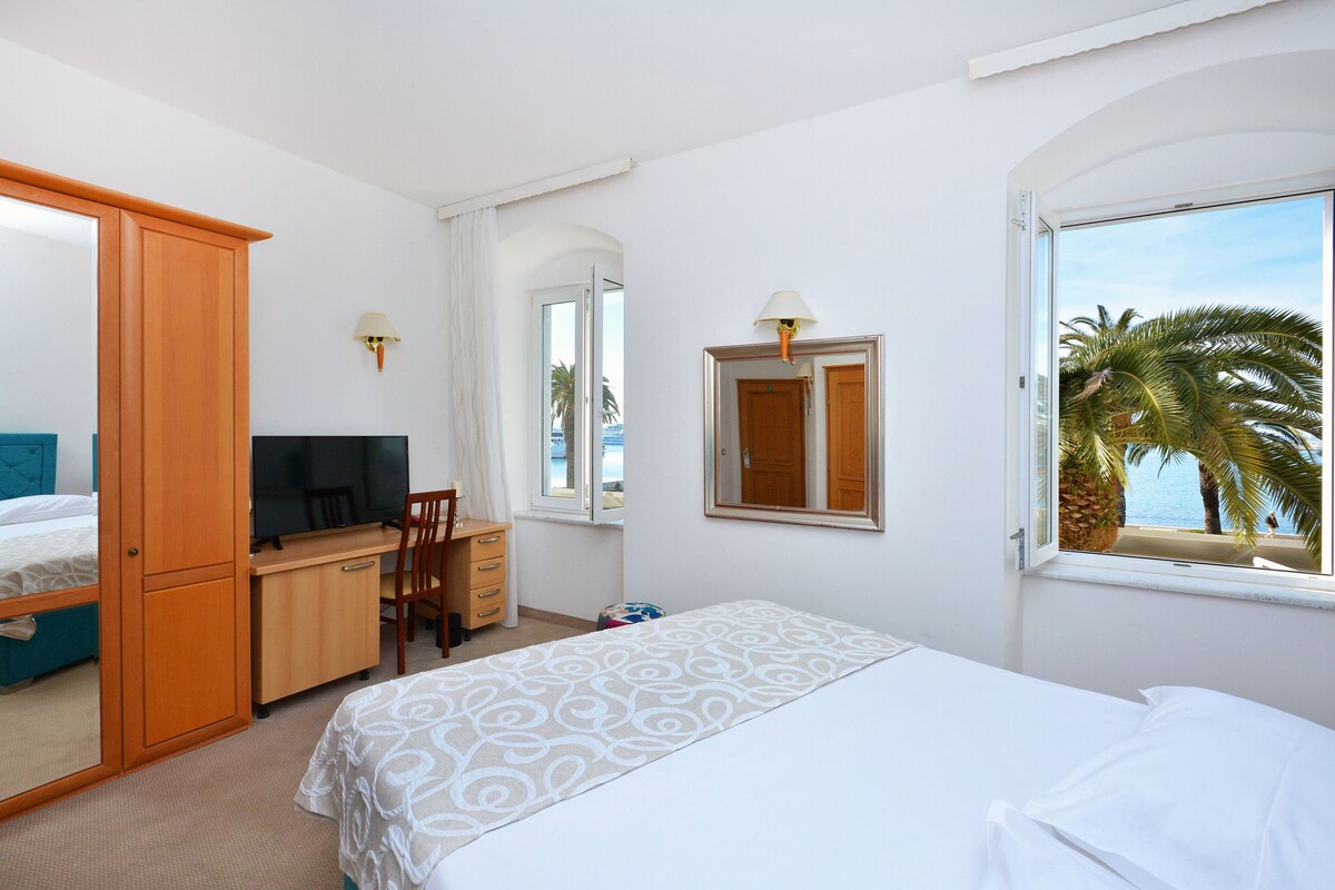 Minibar, desk, WiFi (free)