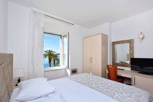 Minibar, escritorio y wifi gratis 