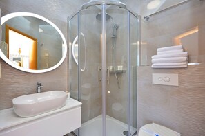 Habitación Deluxe, vistas al mar | Baño | Artículos de higiene personal gratuitos, secador de pelo y toallas
