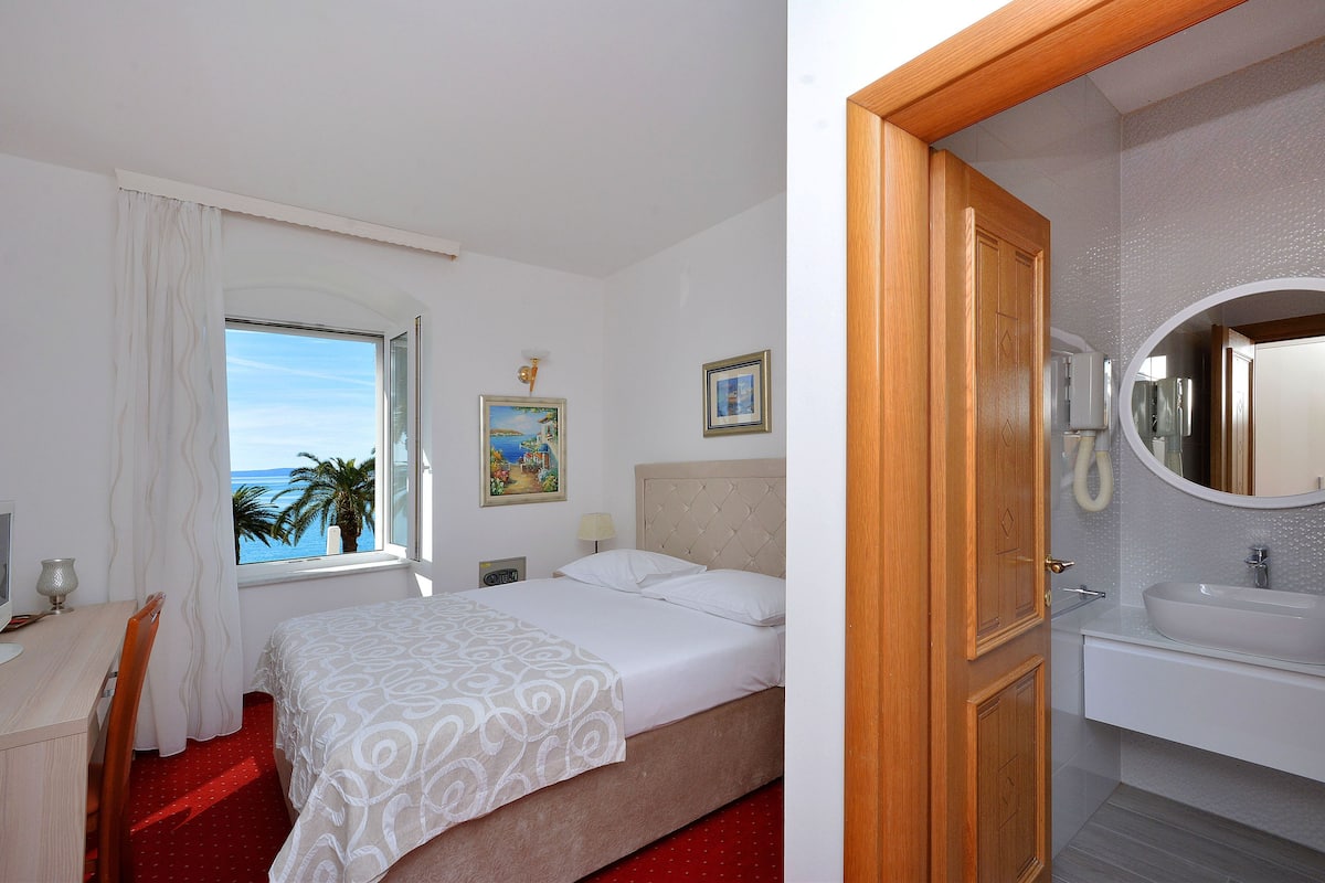 Minibar, escritorio y wifi gratis