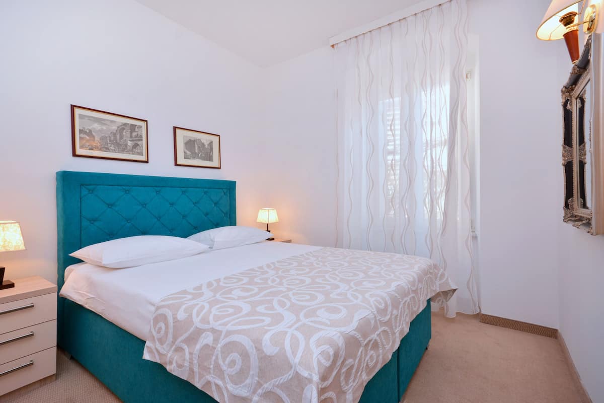 Suite (3 persons) | Een minibar, een bureau, gratis wifi