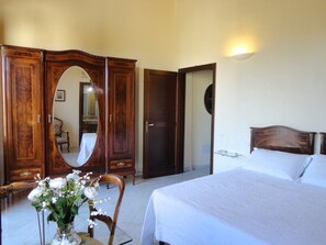 Quarto casal ou duplo, sacada | Roupas de cama premium, individualmente mobiliados, escrivaninha