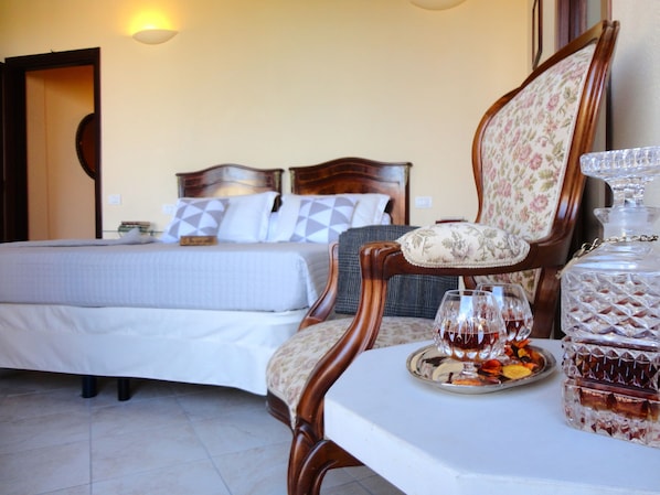 Dobbelt- eller tomannsrom, balkong | Sengetøy av topp kvalitet, individuelt innredet og skrivebord