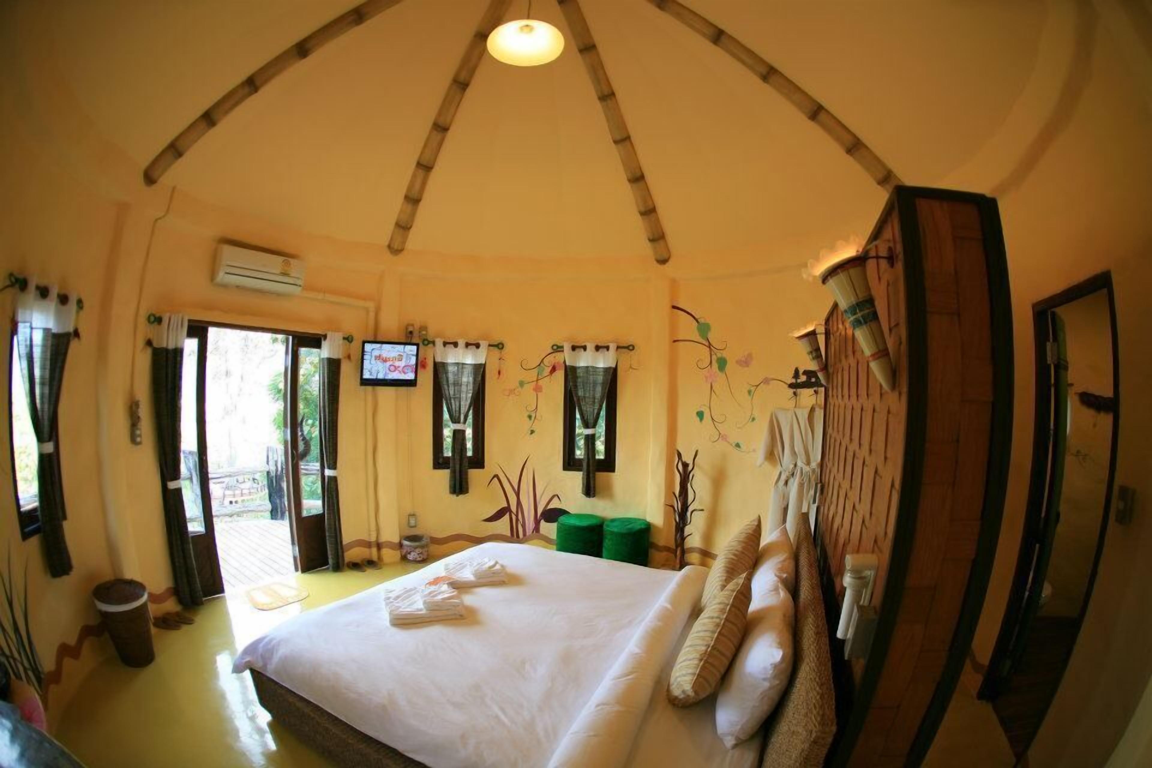 Deluxe Room (Baan Klom) | Escritorio, camas supletorias, wifi gratis