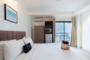 Habitación estándar, 1 cama de matrimonio grande, frigorífico y microondas | Vistas desde la habitación