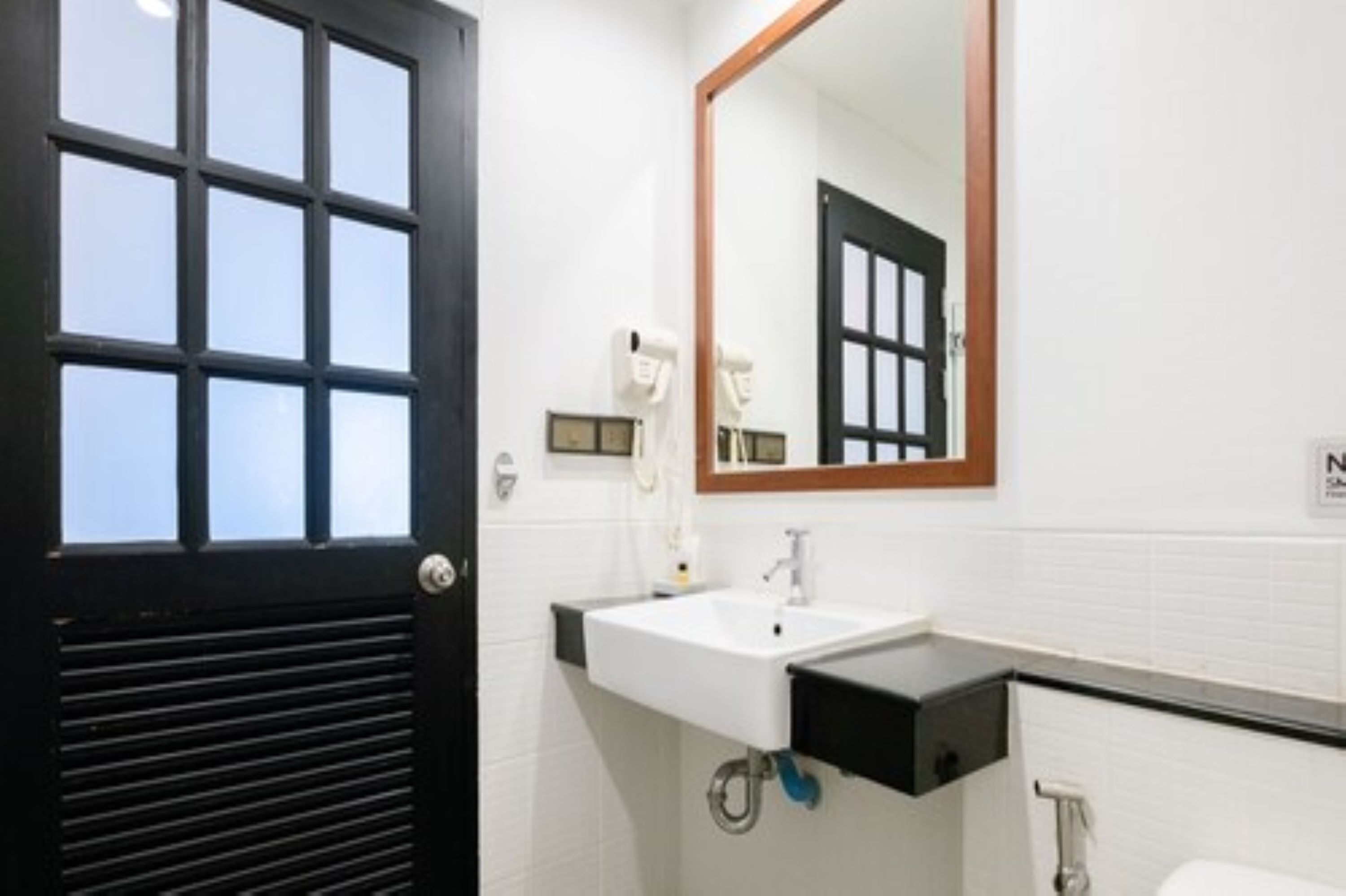 standard room, 1 king bed | bathroom | shower, free toiletries, towels