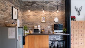 Kamar Deluks, 1 Tempat Tidur King dengan tempat tidur Sofa, dapur kecil, pemandangan kota | Dapur bersama