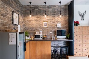 Deluxe Room, 1 King Bed with Sofa bed, Kitchenette, City View | Shared kitchen - The Corner Lodge (Pattaya)