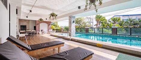 Una piscina al aire libre