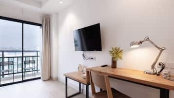Standard Room, 1 King Bed | In-room safe, desk, free WiFi, bed sheets
