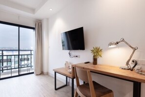 Habitación estándar, 1 cama de matrimonio grande | Caja fuerte, escritorio, wifi gratis y ropa de cama