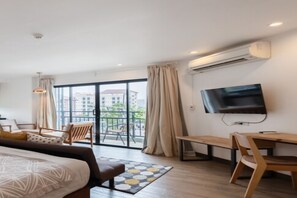 华丽客房, 1 张特大床和 1 张沙发床, 简易厨房, 城市景观 | 客房内保险箱、办公桌、免费 WiFi、床单