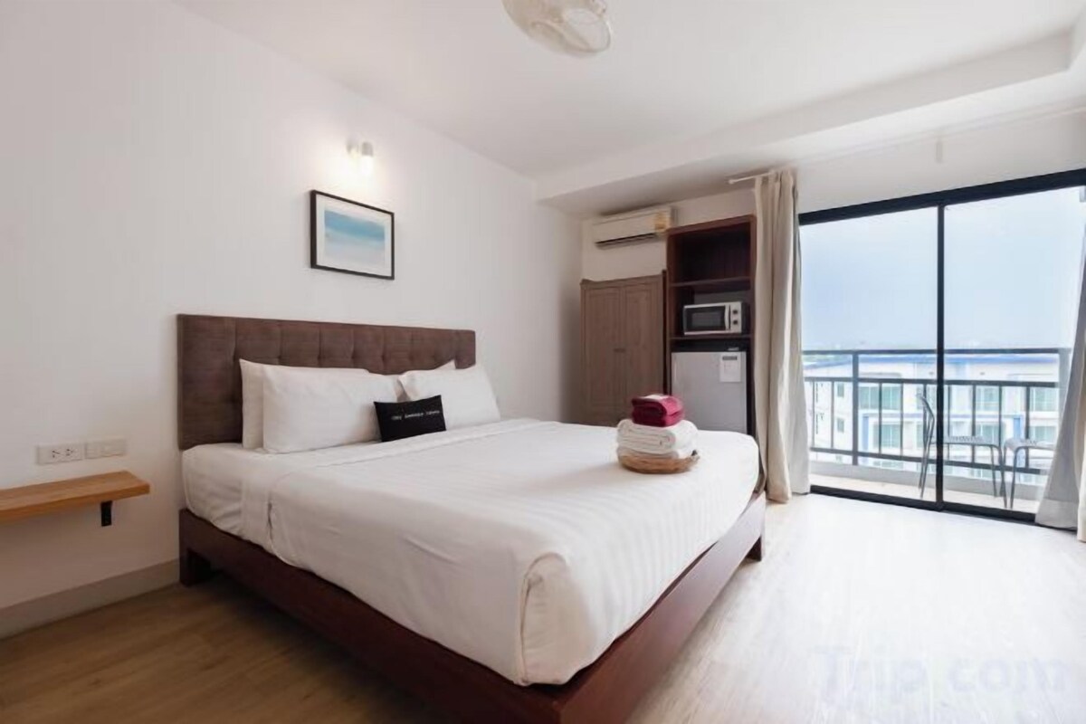 In-room safe, desk, WiFi (free), bed sheets