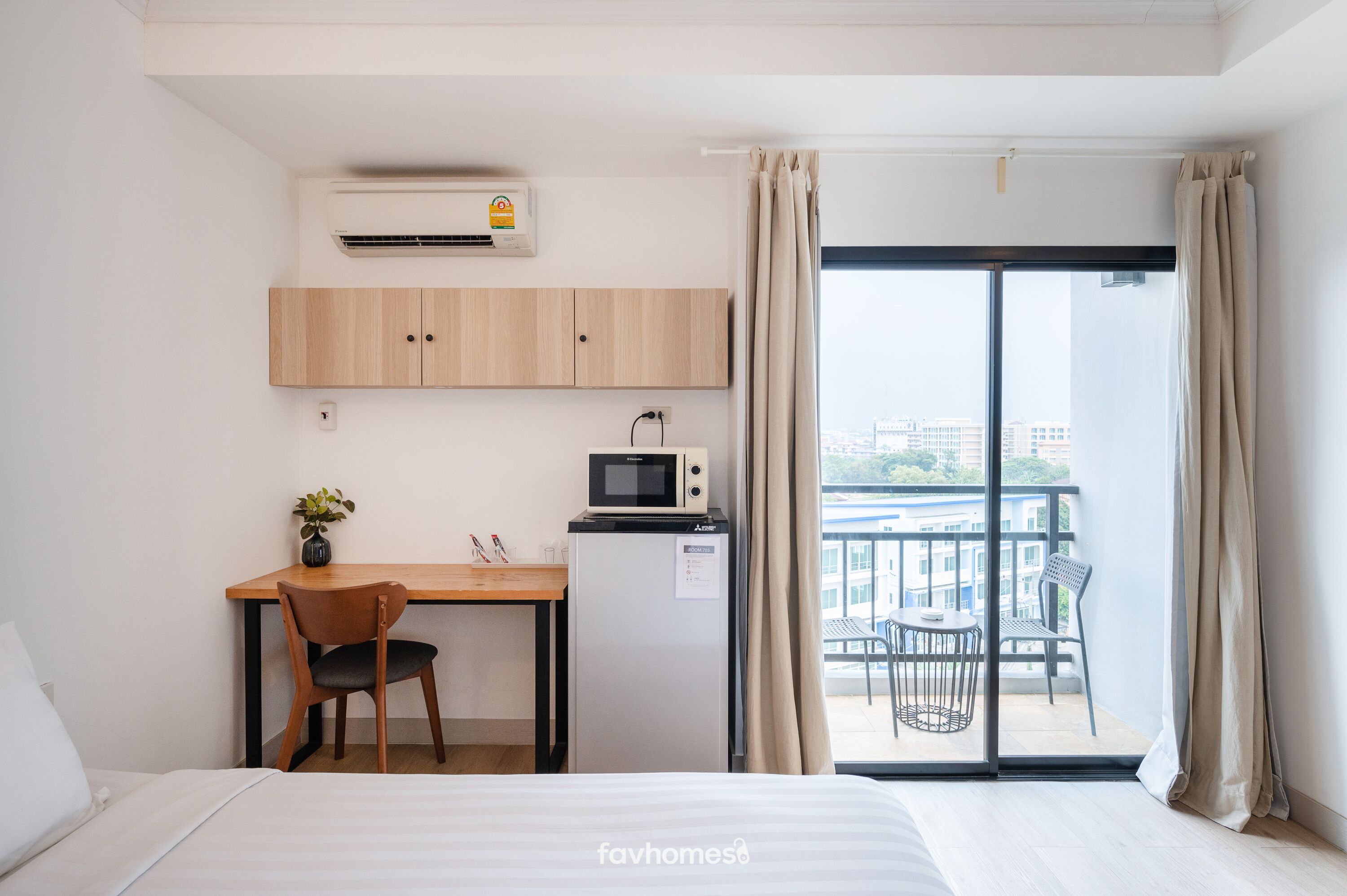 superior room, 1 king bed, refrigerator & microwave, city view | microwave