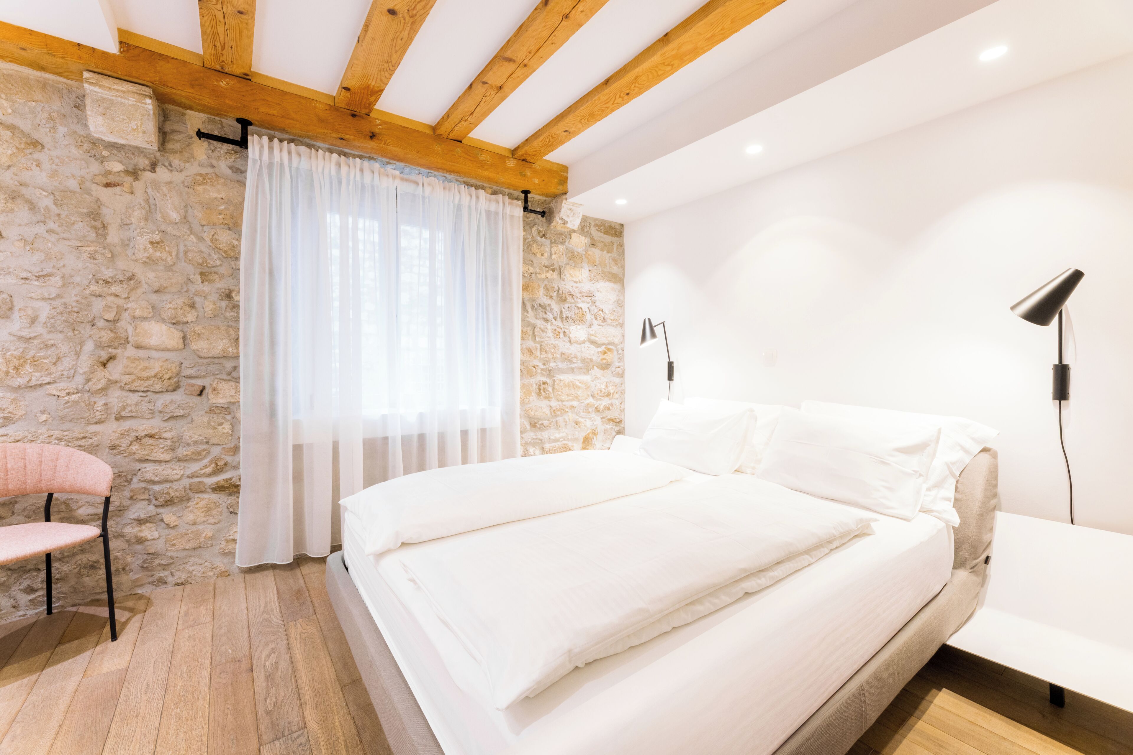 Delux Double Room 1, City view | Minibar, coffres-forts dans les chambres, bureau, rideaux occultants