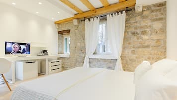 Delux Double Room 1, City view | Minibar, coffres-forts dans les chambres, bureau, rideaux occultants