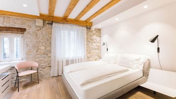 Minibar, caja de seguridad en la habitación y escritorio
