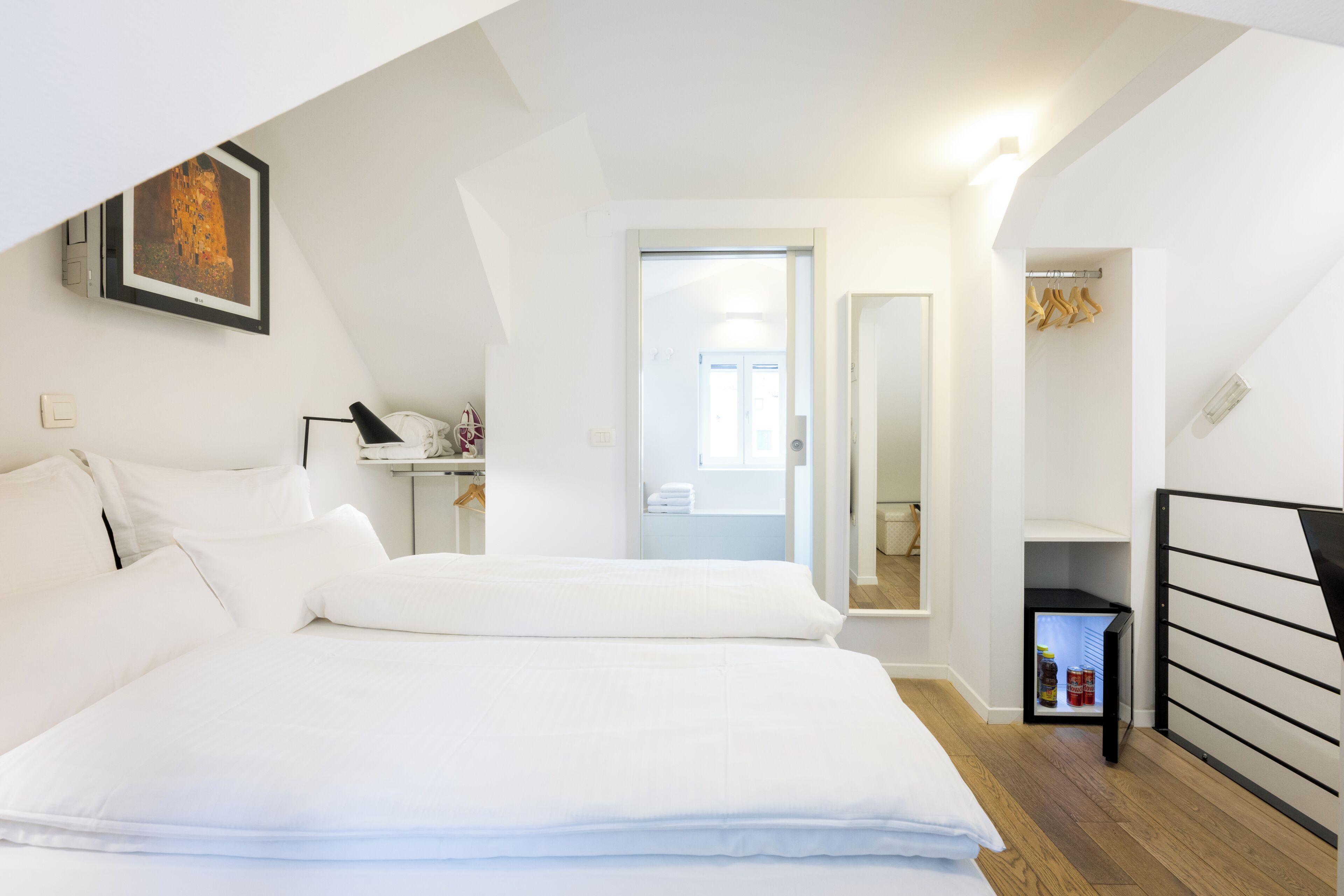 Room in attic, City view | Minibar, caja fuerte, escritorio y cortinas opacas