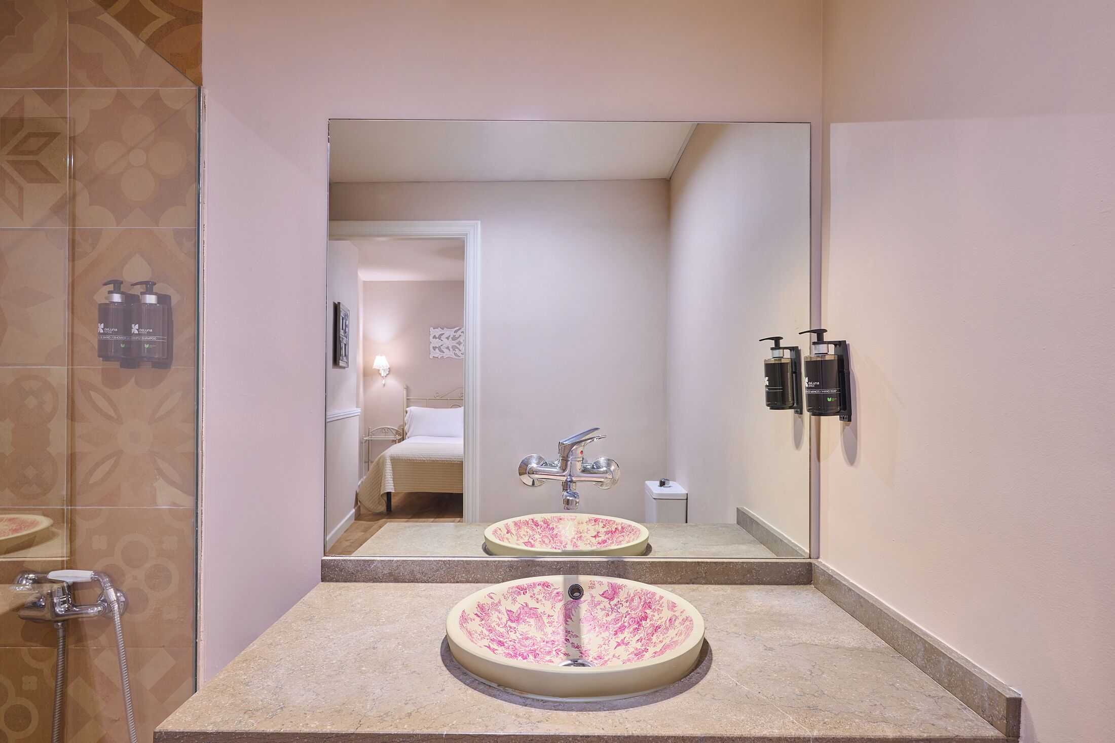 Apartamento | Baño | Ducha, artículos de higiene personal gratuitos y secador de pelo