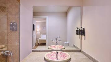 Apartamento | Baño | Ducha, artículos de higiene personal gratuitos y secador de pelo