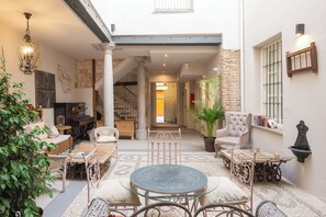 Courtyard - Apartamentos Luna Suites Palacio Almagra (Granada)