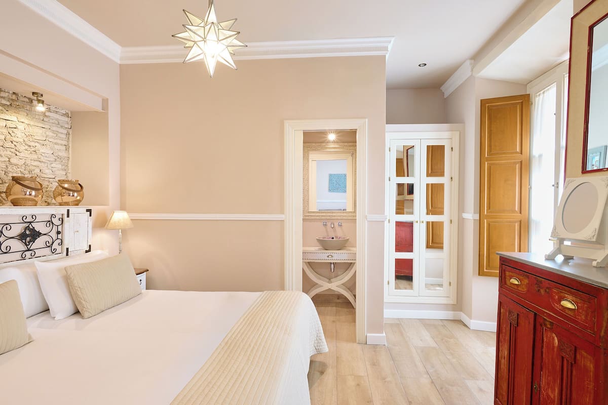 Premium bedding, in-room safe, soundproofing, iron/ironing board
