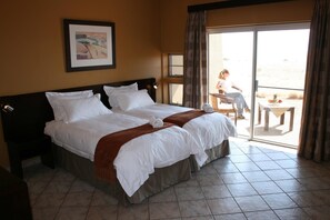 Triple Room | Desk, soundproofing, bed sheets - Namib Naukluft Lodge (Solitaire)