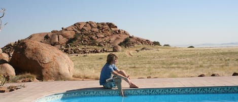 Una piscina al aire libre