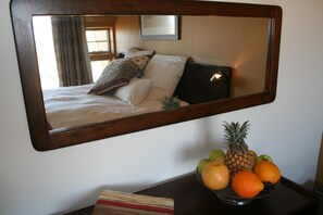 Desk, soundproofing, bed sheets - Namib Naukluft Lodge (Solitaire)