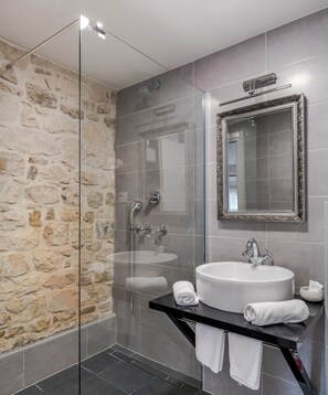 Deluxe Room | Bathroom | Shower, free toiletries, hair dryer, towels - Palace Tartaglia (Split)