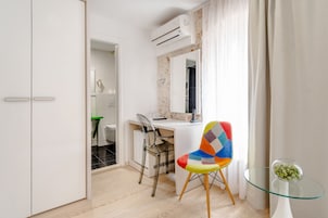 Comfort Tek Büyük Yataklı Oda | Kaliteli yatak takımı, kuştüyü yorgan, odada kasa, masa 