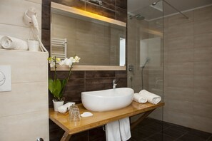 Ducha, artículos de tocador gratuitos, secador de pelo, toallas