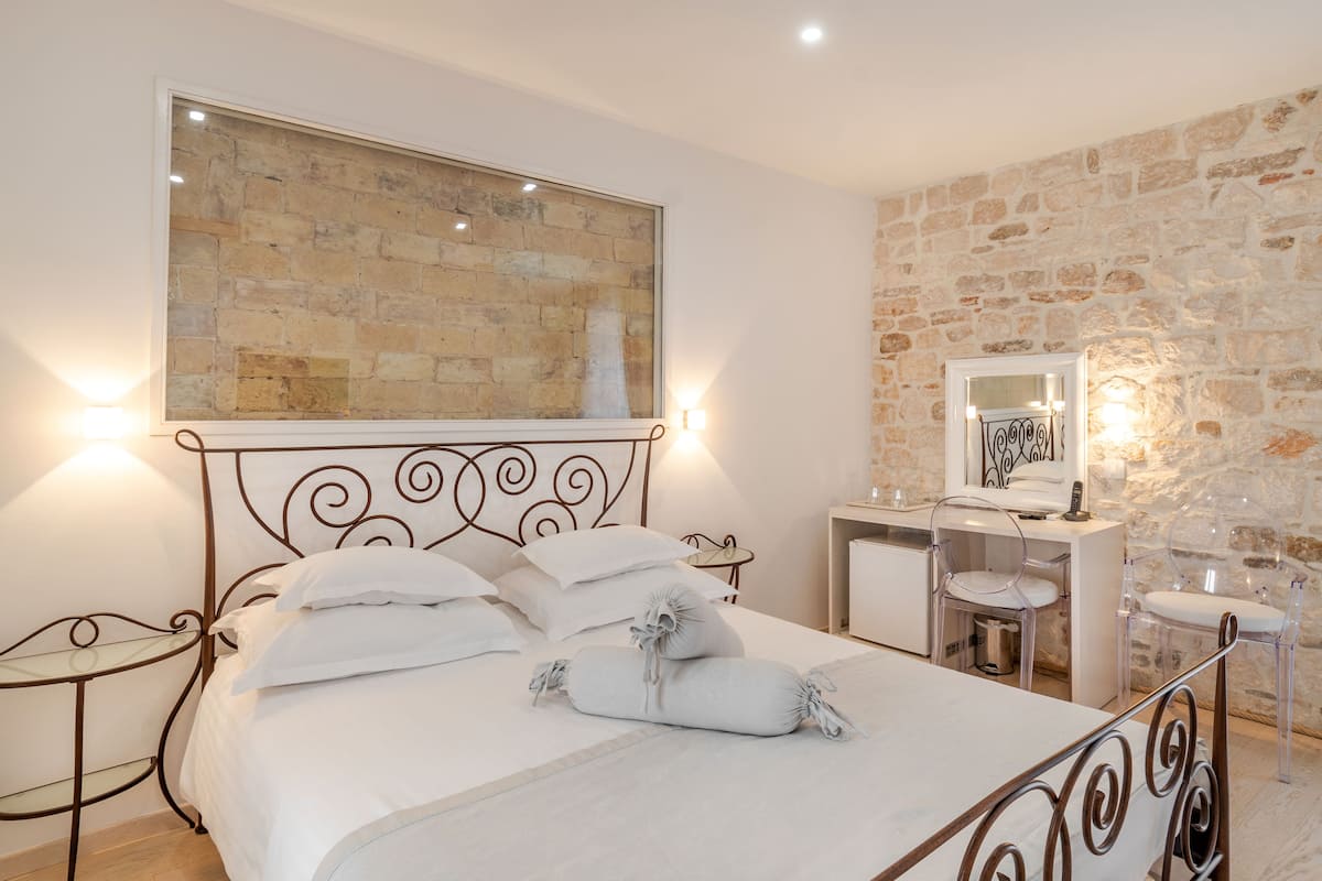 Habitación estándar doble | Ropa de cama de alta calidad, edredones de plumas, caja fuerte