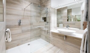 Bathroom shower - Lindeth Fell Country House (Windermere)