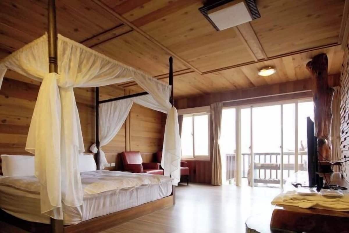 Down duvets, free WiFi, bed sheets