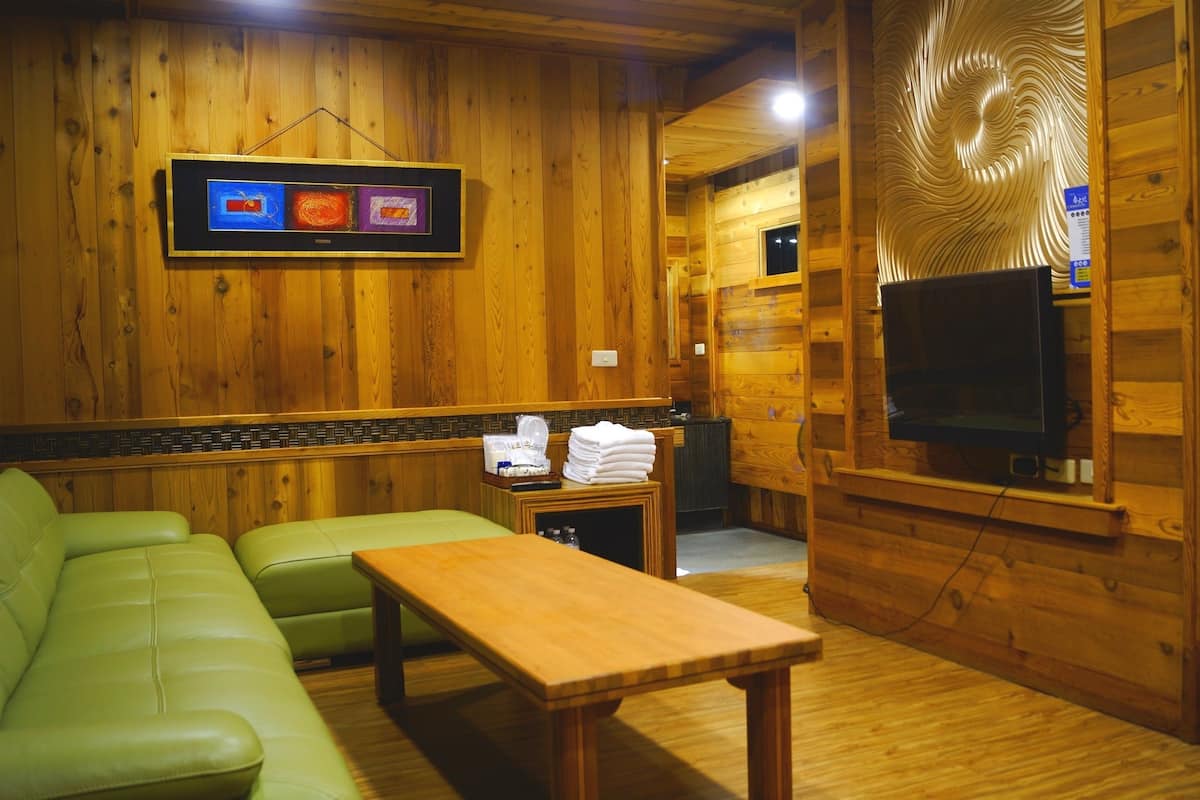 family room, non smoking, mountain view (standard) | down duvets, free wifi, bed sheets