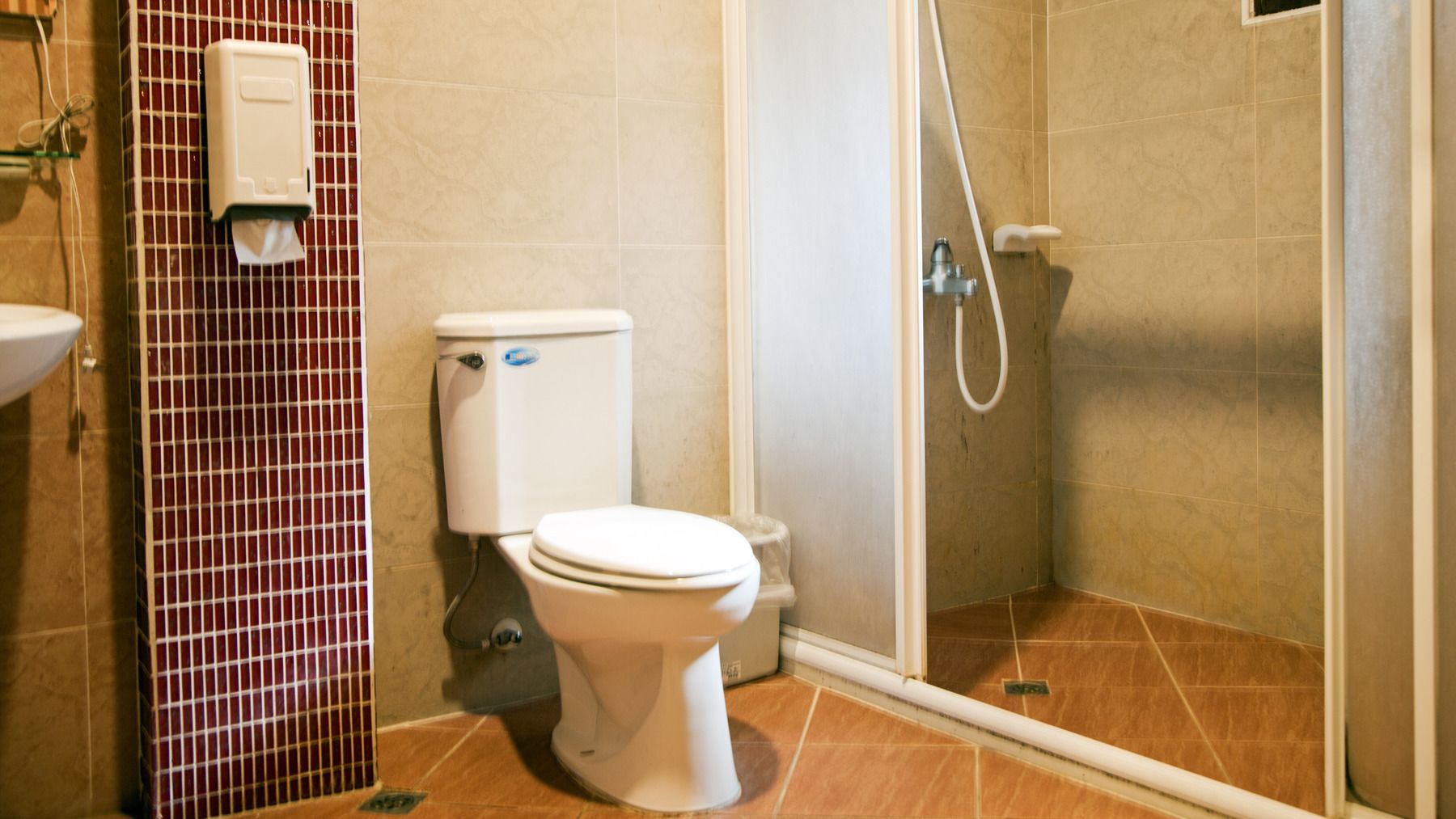 classic double room | bathroom | shower, free toiletries, hair dryer, slippers