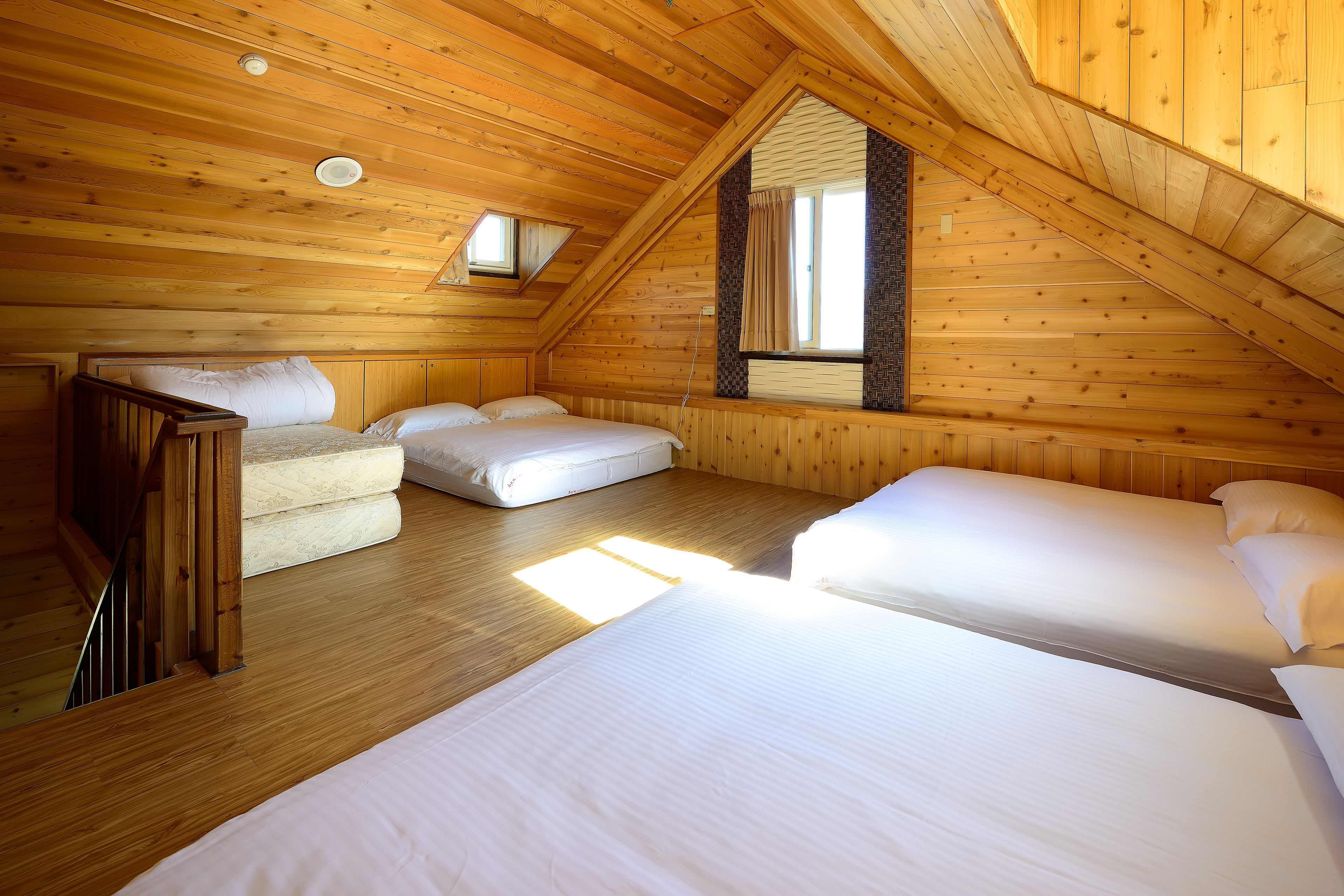 family room, non smoking, mountain view (standard) | down duvets, free wifi, bed sheets