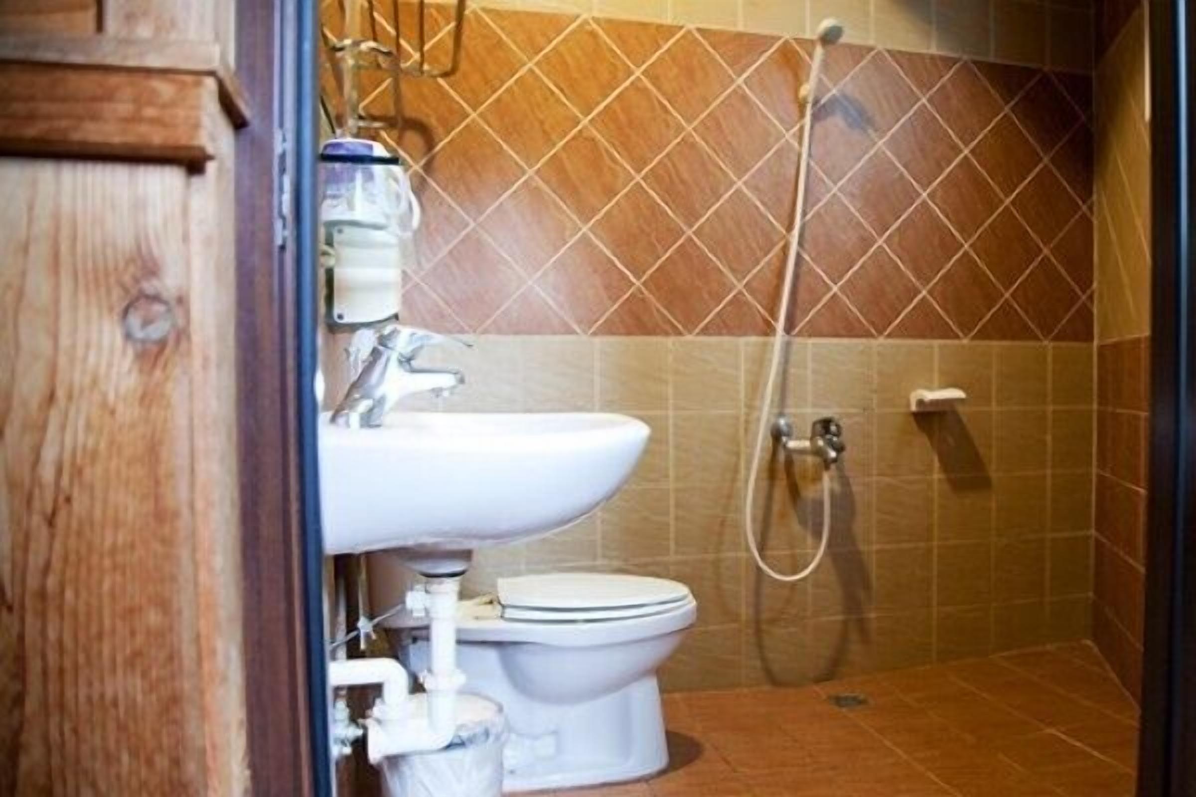 standard double room | bathroom | shower, free toiletries, hair dryer, slippers