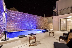 室外游泳池，日光浴躺椅