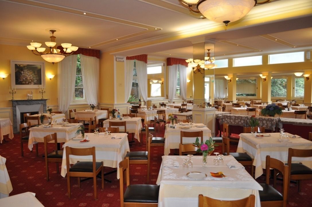 Breakfast, dinner served; local cuisine, garden views 